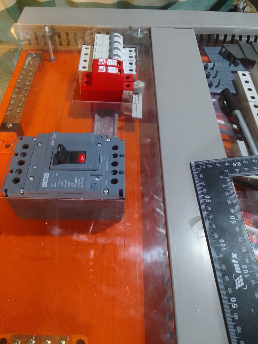 Disjuntor geral e DPS instalados no painel elétrico