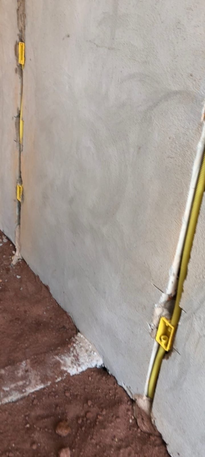 Infraestrutura elétrica com eletroduto instalado em parede de obra